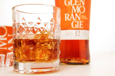 Glenmorangie Highland, 12 yıllık malt viski bardakta viski.