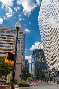 Rosslyn Virginia ABD ticari yükseliş ve şehir caddesi tarafından çerçevelenmiş modern cepheler