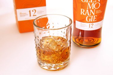 Glenmorangie Highland, 12 yıllık buzlu viski bardağı..