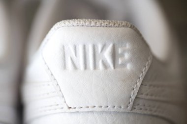 Beyaz Nike spor ayakkabıları. Stüdyo ürün fotoğrafçılığı görüntüsünü kapat.