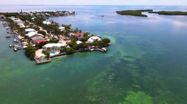Florida Keys 'te Palm-Lined Waterfront Community