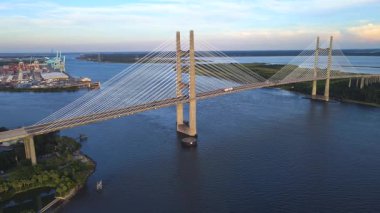 Kablo, Jacksonville Florida 4K 'da nehir üzerinde köprü vazifesi gördü.