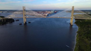 Jacksonville Florida Köprüsü ve nakliye limanının hava görüntüsü