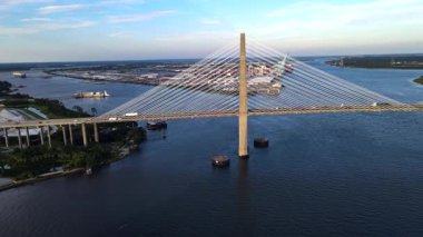 Jacksonville Florida 'daki suların üzerindeki modern asma köprü.