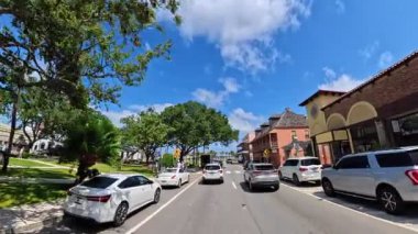 Central Florida 'daki tarihi St. Augustine Caddesi boyunca İspanyol Koloni Mimarisi, 4K Video