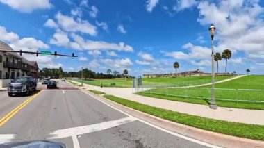 St. Augustine, Florida, ABD 'deki kentsel sahil caddesi (4K ulaşım videosu)