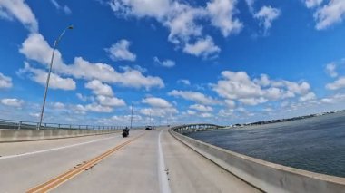 St. Augustine, Florida, ABD 'deki Intracoastal Bridge' de trafik (4K video)