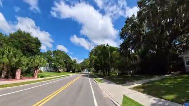 St. Augustine Florida 'da tarihi yerleşim yeri. Meşe tepe örtüsü ve güneşli hava var.