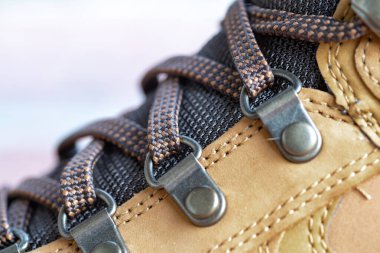 Deri yürüyüş botları. Bağcıklara yakın çekim