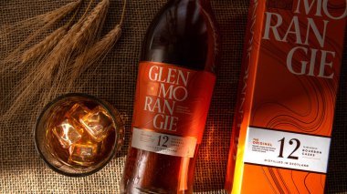 Highland viskisi. Glenmorangie. 12 yıllık şişe, kutu ve buzlu cam.