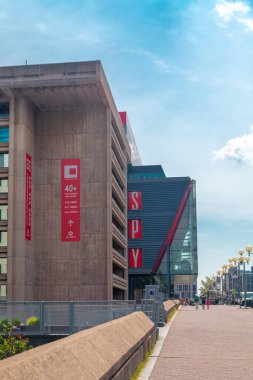 Uluslararası Casus Müzesi, L Enfant Plaza Washington DC 'nin dış yüzeyi.