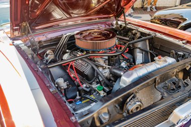 Antika 1966 Ford Mustang, ön görüş, kaputu açık - motor yakın çekim.