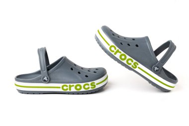 Gri Timsahlar beyaz arka planda izole edilmiş hafif lastik ayakkabıları tıkadılar