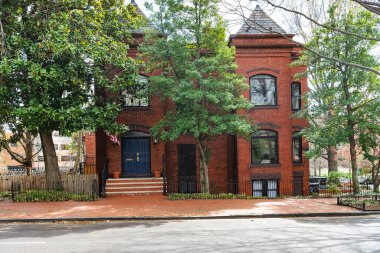Washington DC 'de koyu pencereli ve sonbahar ağaçlı tarihi tuğla evler