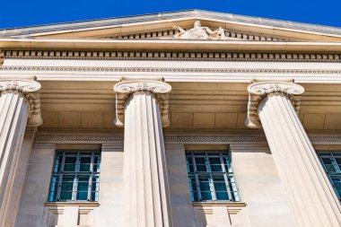 Neoklasik hükümet binası, anıtsal sütunları, heykeli ve klasik mimari detay seyahat sahnesi