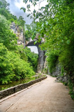 Appalachian Dağları 'ndaki nehir yolunun üzerindeki manzara kaya kemeri Batı Virginia' da seyahat ediyor.