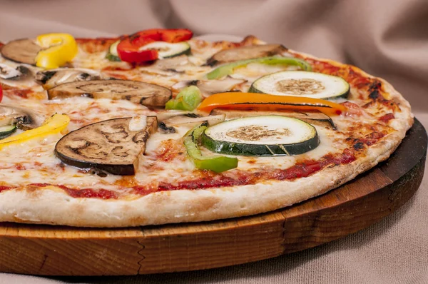 Pizza mit Gemüse — Stockfoto