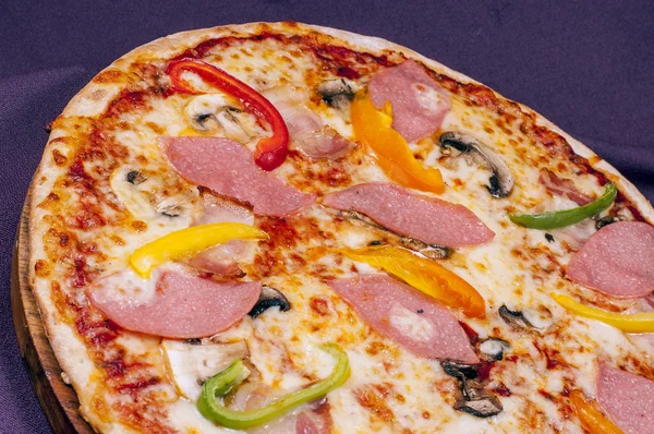 Pizza mit Fleisch und Gemüse — Stockfoto