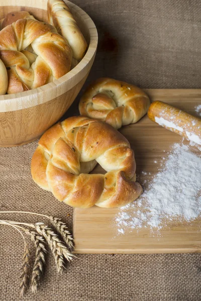 Broodje, tarwe en meel op zak — Stockfoto