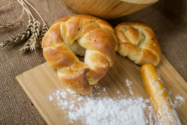 Broodje, tarwe en meel op zak — Stockfoto
