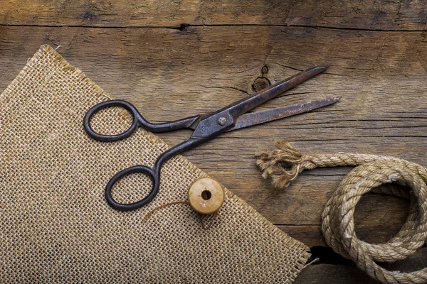 Tijeras viejas sobre madera — Foto de Stock