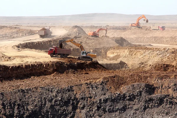 Excavadora mineral de carga — Foto de Stock