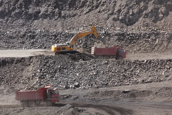 Cargas de excavadoras en el coche — Foto de Stock