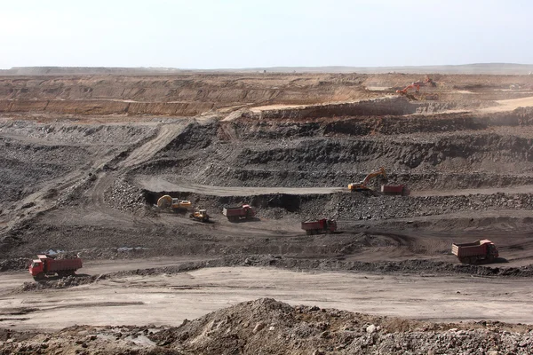 Werken op de open pit — Stockfoto