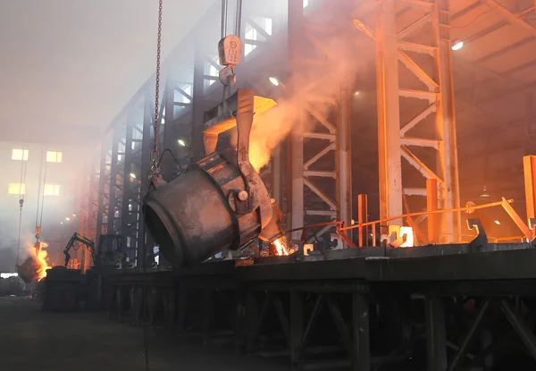 Cuarzo Líquido Vierte Moldes Producción Silicio Gran Escala Una Planta — Foto de Stock