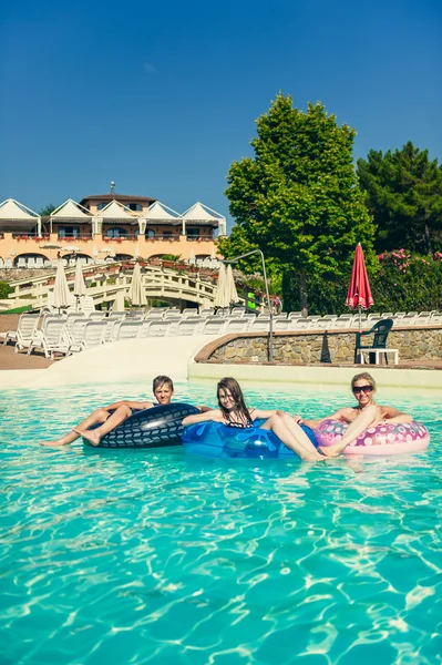 Piscina, diversão de verão no aquapark — Fotografia de Stock