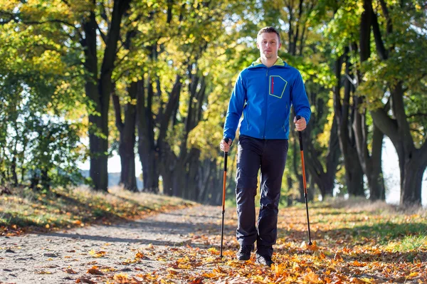 Stavgångpro nordic walking — Stockfoto