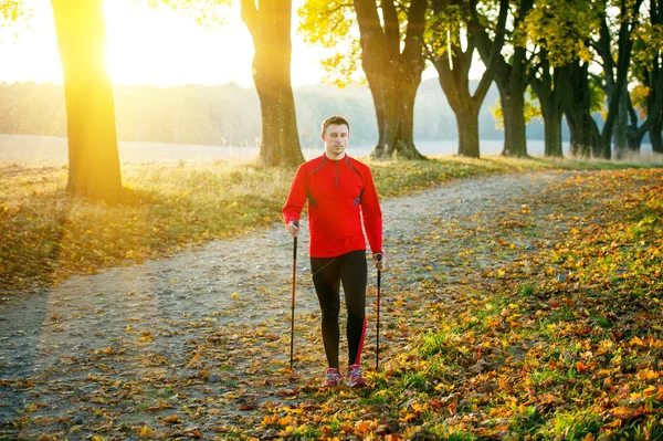 Stavgångpro nordic walking — Stockfoto