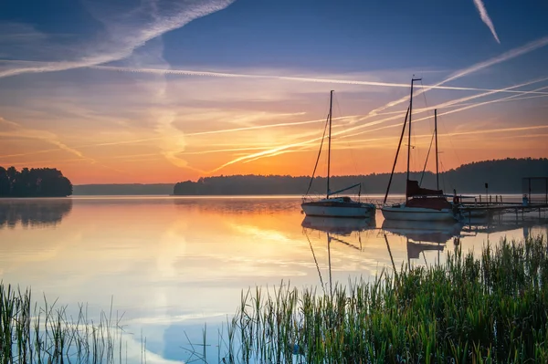 Sunrise over the lake — Stock Photo, Image