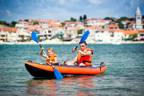 Padre e figlio in kayak — Foto Stock