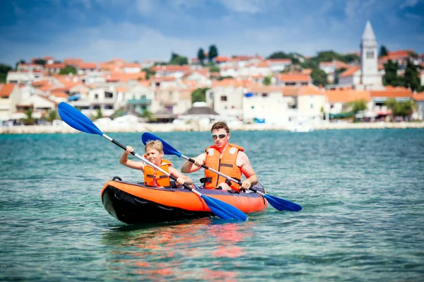 Padre e figlio in kayak — Foto Stock