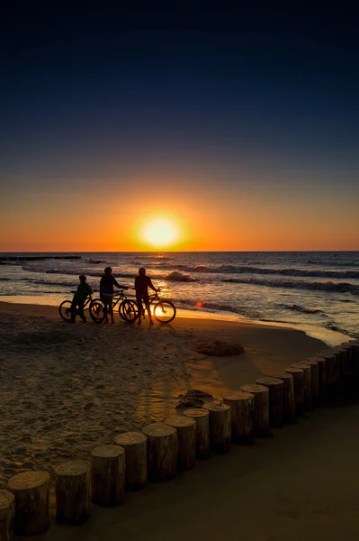 Mountainbike i solnedgången — Stockfoto