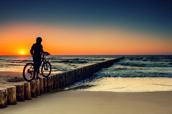 Mountainbike in de zonsondergang — Stockfoto