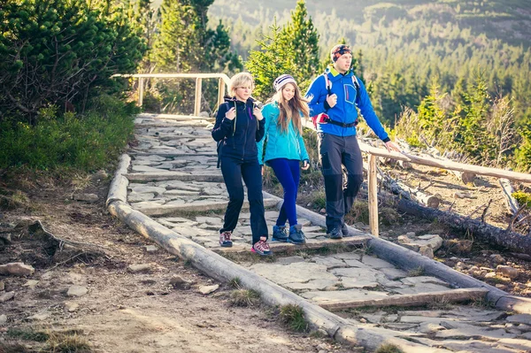 Ouders met dochter wandelaars trektochten in de bergen. — Stockfoto