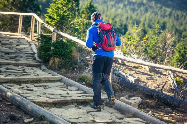 Ember természetjáró trekking a hegyekben — Stock Fotó