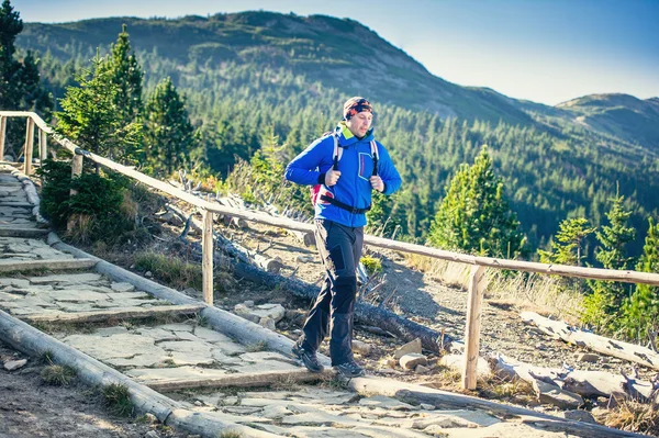 Man wandelaar trektochten in de bergen — Stockfoto