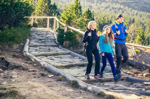 Anne ile kızı yürüyüşçü dağlarda trekking. Stok Resim