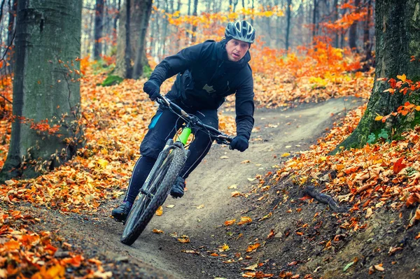 Mountainbiker im Einsatz — Stockfoto