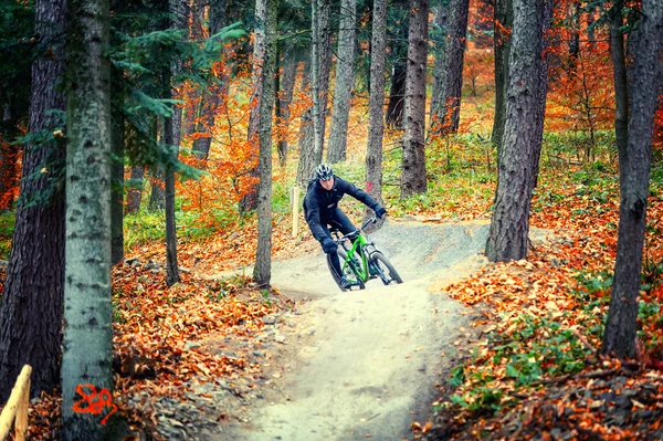 Ciclista de montaña en acción — Foto de Stock