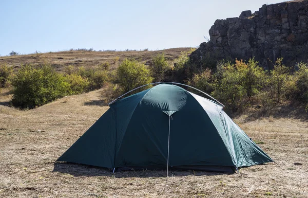 Grünes Zelt in der Natur — Stockfoto