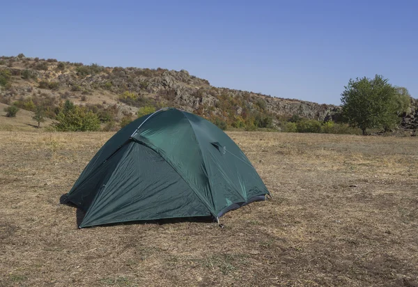 Зеленая палатка на природе — стоковое фото