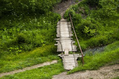 küçük Nehrin altından ahşap yaya köprüsü