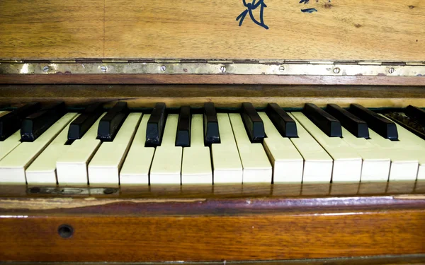 Teclas de piano quebrado — Fotografia de Stock