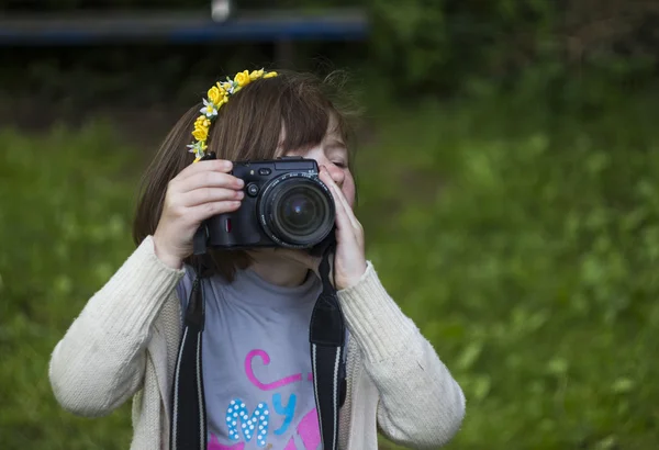 Shooting little girl — Stock Photo, Image