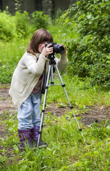 Skytte liten flicka — Stockfoto