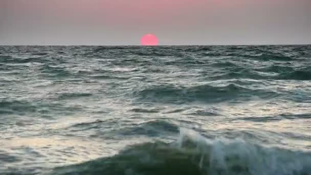 Ανατολή του ηλίου πάνω από τη θάλασσα — Αρχείο Βίντεο